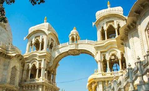 nap: Delhi és Vrindávan A következő nap reggeli után útra kelünk Vrindavan felé, de útközben még Delhiben megtekintünk egy templomot (a pontos név