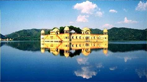 Ebéd után Jaipur bazárához vezet az utunk, majd este lehetőség lesz egy helyi spirituális esemény, Govindaji temploma esti szertartásának a megtekintésére.