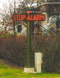 STOP ALARM figyelmeztető oszlopok a területen Ha a figyelmeztető oszlopon villog a piros