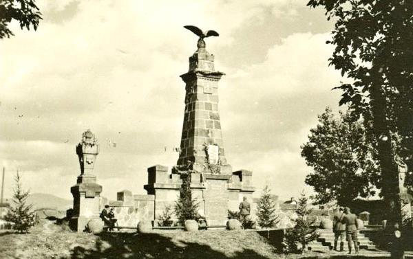 Slika 2. Spomenik kod Madefalve je podignut 1905. na osnovu planova arhitekte Joţefa Tamaša (Tamás József) i skulptora Mikloša Keleja (Köllő Miklós) 28 3.2. Moldavija Autori dalje istiţu da kao posledica tog dogaťaja nekoliko hiljada Sekelja prelazi iz Madefalve u Moldaviju (Szabadka 1936: 6, Péter 2008: 18, Oberding 1939: 94).