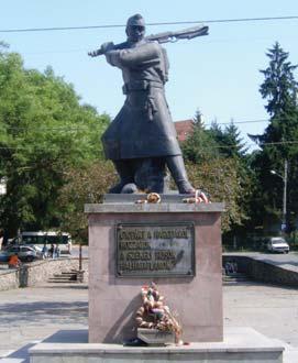 (Géppus - kafészkek tö vis koronával szegélyezett, kõtömbbõl készült emlékmû, em lék - kereszt. A 32-es székely határvadászok 1944-ben itt védték hõsiesen a túl erõ - ben lévõ oro szok ellen a határt.