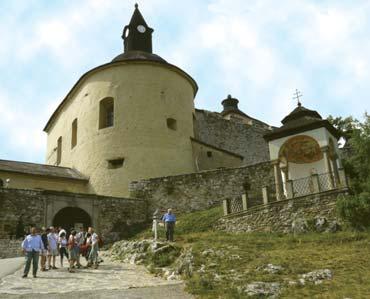 Innen átutazunk Lengyelországba, ahol szintén magyar emlékekkel, magyar várakkal találkozunk. Eljutunk a legnagyobb múltú lengyel városba, Krakkóba is.