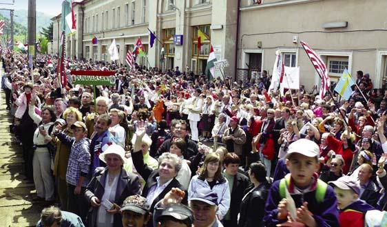 A négy napos nemzeti program csúcs - pontja Pünkösd szombatján a 500 ezer zarándokot vonzó Csíksomlyói búcsú, a Mária ünnep.