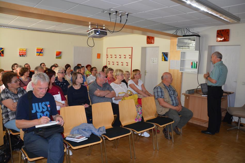 10 SODELOVANJE Z DRUGIMI KULTURNO IZOBRAŽEVALNIMI INSTITUCIJAMI Knjižnica sodeluje z mnogimi institucijami, ki se ukvarjajo s kulturo. Že iz zgornjih alinej je to sodelovanje razvidno.