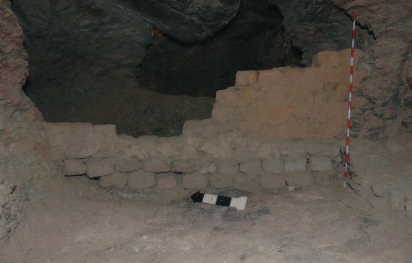 téglányi szélességű fallal zárták le (47 49. kép). A falat a kamra oldalán vakolták, de az alsó két téglasort nem, még- 47 49.