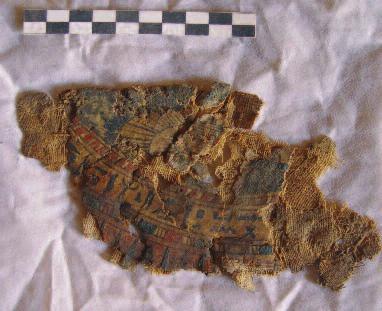 2009. i. évfolyam 1. szám 60 61. kép: Cartonnage maszk töredéke a -43- sír sloping passage harmadik szakaszából. 62 63.