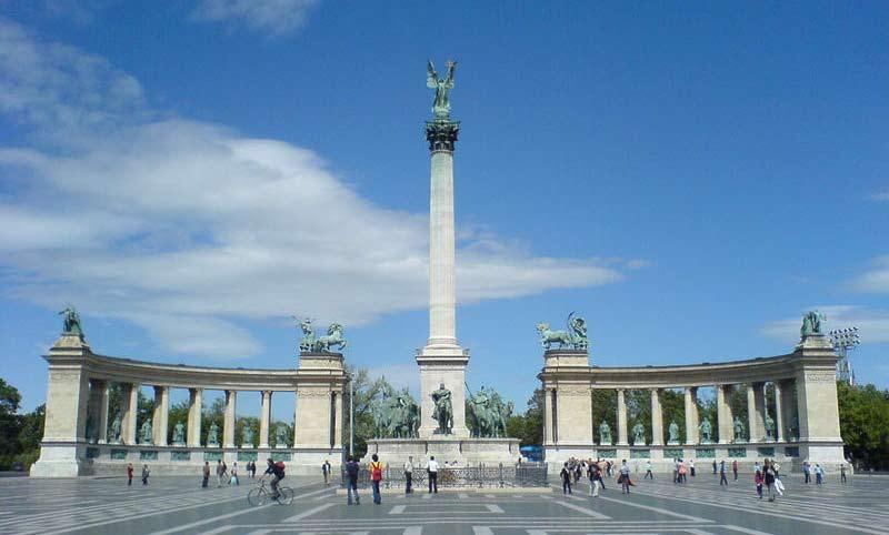 ZNANJE PUTOVANJE - UTAZÁSOK Vidámság és Budapest Hősök tere 12 Nem kell feltétlenül napokat utazni busszal, vonattal stb.
