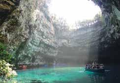 a szigetvilág legmagasabb hegye (Aenos) nemzeti parkkal körülvéve; festői hegyi falvak, templomok 2 különleges barlang: cseppkőbarlang és az egyedülálló Melissani tavasbarlang hangulatos,