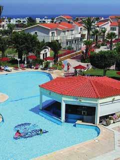 Egyéb: recepció; lift; bár, pool bár; társalgó; buszmegálló 50 m-re (rendszeres járat Larnaca