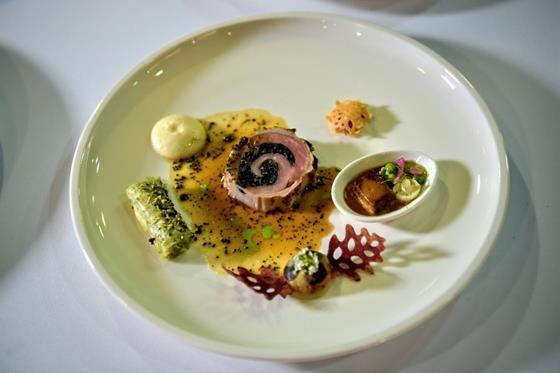Bocuse d Or magyar döntő 2018 15 Kötelező alapanyag hústálhoz a borjúszűz, a csülök és a velő Vegetáriánus témához pedig a rizottó rizs, a gorgonzola és a fürjtojás.