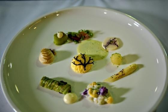Bocuse d Or magyar döntő 2018 16 A tányéron ugyancsak helyet kapott a szarvasgomba és körte, libamájjal, valamint egy káposztasaláta tökmaggal.
