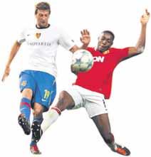 teren propriu Meciul a început cum nu se poate mai bine pentru echipa lui Sir Alex Ferguson, care conducea cu 2-0 încă din mi - nutul 17, după dubla lui Danny Wellbeck.