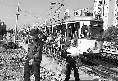 ARAD EXPRES Joi, 29 Septembrie 2011 3 Local Tramvaiele au revenit pe Renaşterii Începând de ieri după orele 17:00, tramvaiele circulă din nou pe strada Renaşterii, din cartierul Micălaca.
