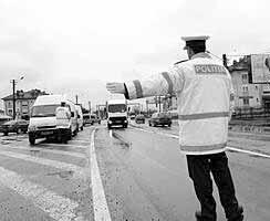 6 Joi, 29 Septembrie 2011 ARAD EXPRES Local Trafic deviat de pe DN 7 Starea deplorabilă în care se află trecerea la nivel de cale ferată dintre Arad şi Vladimirescu i-a sensibilizat, într-un final,