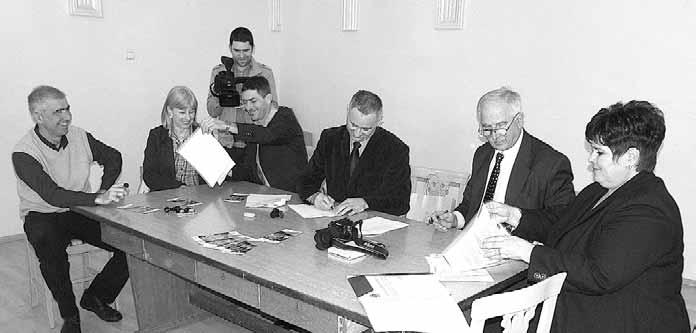 000 кан ди да та из ла зи на по ла га ње ис пита - За спро во ђе ње са мог ис пи та би ће за ду жен Цен трал ни од бор за школ ство у иностран тву, а оце њи ва ње пи сме ног де ла ис пи та спро во ди