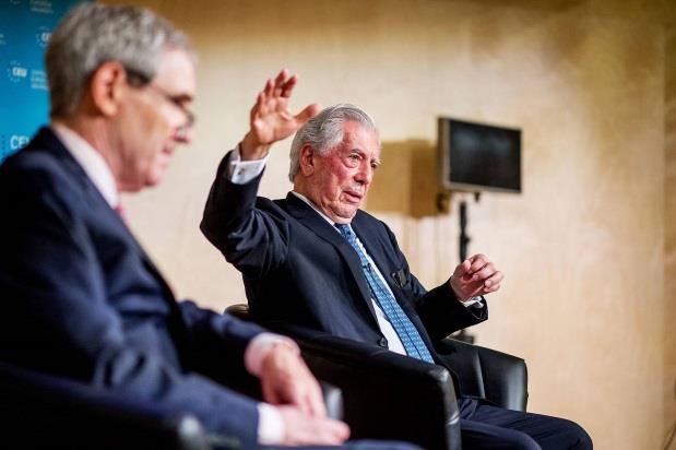 Meg kell védenünk a CEU-t ettől az összeesküvéstől, mert ez egy összeesküvés a szabadság és Európa ellen. mondta Vargas Llosa, majd közölte, hogy szeretne néhány szót mondani Soros úrról is.