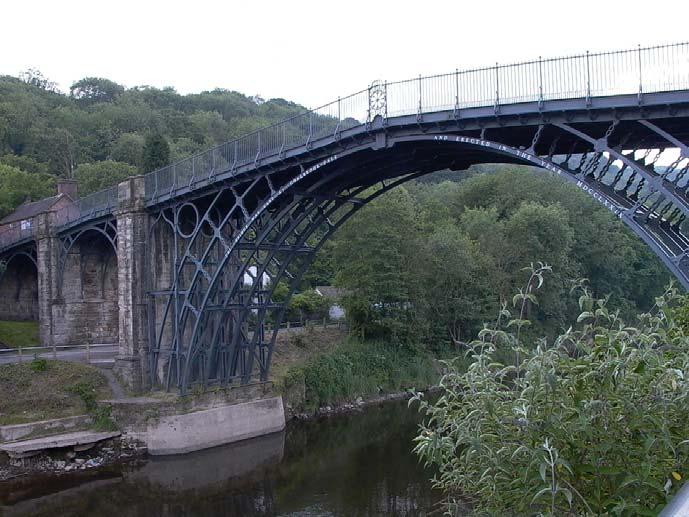 Acélszerkezet-építés története Acélszerkezet építés eseményei: 1781 Coalbrookdale (30 m-es öntöttvas ívhíd) Az ötlet Thomas Farnolls Pritchardtól származott. A tervet a fiatal vasgyáros, III.