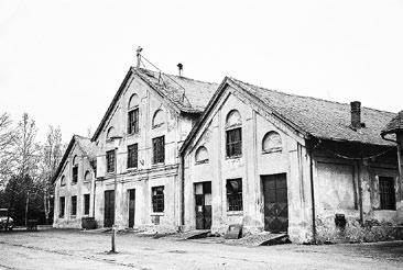 vršena prva etapa rekonstrukcije fabrike. Izgrađena je velika hala i kupljene su nove mašine. Druga faza rekonstrukcije je trajala do 1965. godine, a treća do 1980.