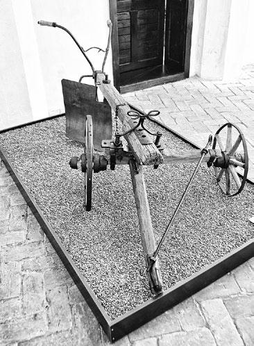 deljarstvo kombinovali sa vrsnim naivnim slikarom Martinom Jonašom iz Kovačice. On je radio svoje radove na temu poljoprivrede.