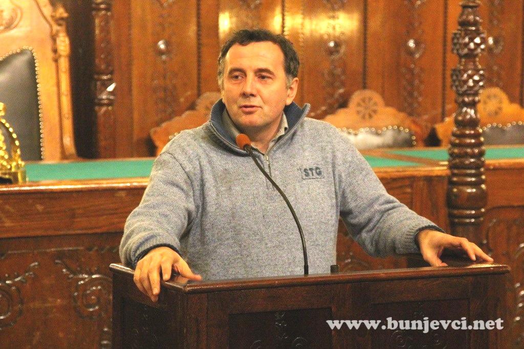 Bunjevački prigled, 3/2014 Saša Marković Izazovi postmoderne i identitet Bunjevaca Na današnji dan pre 96 godina Bunjevci su odabrali na koji način će svoj identitet stvarati u modernom vremenu.