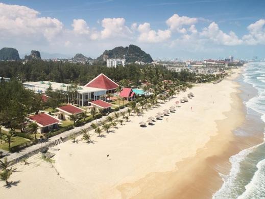 SZÁLLODÁINK, ÜDÜLŐINK DA NANG-BAN ÉS HOI AN-BAN CENTARA SANDY BEACH RESORT DANANG 4* A Centara Sandy Beach Resort Danang, egy szuper tengerparti üdülő szálloda, ahol a zöld hegyek és a trópusi kertek
