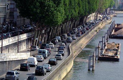 2 Párizsban július közepétől augusztus közepéig 2016-ban már szeptember elejéig zárták le évről évre a Szajna jobb partján a Georges Pompidou gyorsforgalmi utat az autók