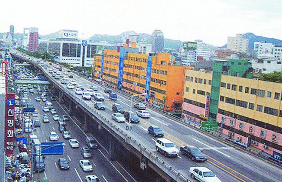 3 A dél-koreai fővárost, Szöult átszelő folyót az 1960-as években befedték és utat építettek rá.