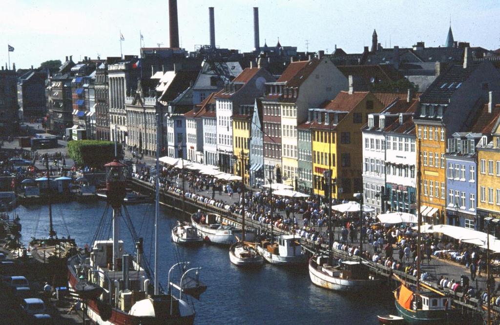 A koppenhágai Nyhavn kikötő az 1980-as években A koppenhágai Nyhavn kikötő a 2000-es években