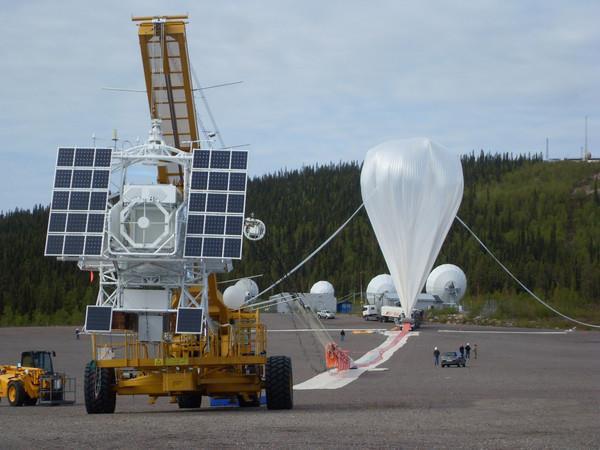 to take on position them. If the wind blow it, the system float the balloon higher or lower, in order to arrive in an opposite wind direction, so it can be again on a good position.