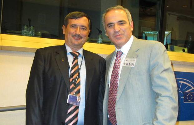 Prima ediţie a Târgului Locurilor de Muncă, organizat de Asociaţia Pro Crisius, Asociaţia D.R.E.P.T, Agenţia Judeţeană de Ocupare a Forţei de Muncă Arad (AJOFM) şi Cabinetul europarlamentarului Iosif