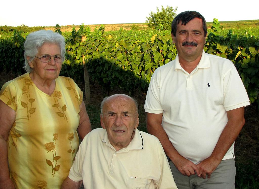 SEPTEMBRIE 2011 HŰSÉG OKLEVÉL ERDŐHEGY NAPJÁN Van-e nemesebb hivatás mint egy életen át valamely közösséget szolgálni? Aligha.
