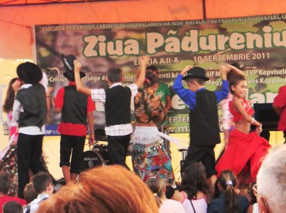 populare Debutul sărbătorii a fost marcat de instalarea celor zece ceaune Momentul mult aşteptat de
