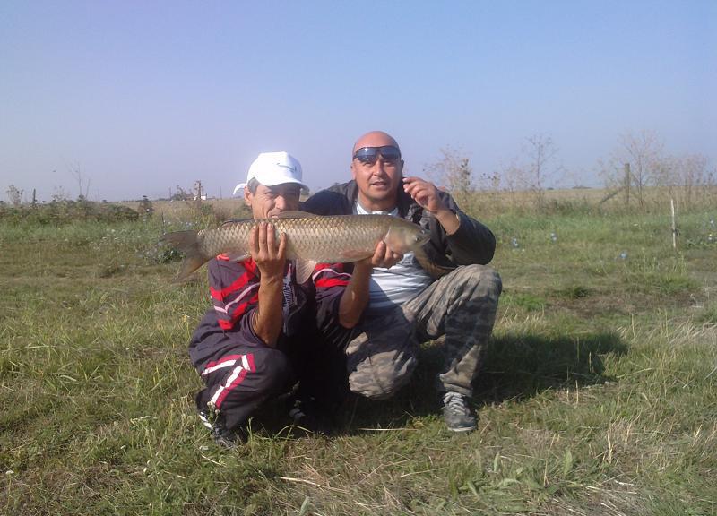 Pasionaţii de pescuit s-au întrecut la Mişca Traian Tamaș, câștigătorul premiului pentru cel mai mare pește prins Pentru a pune în valoare calitatea de buni pescari a mişcanilor, a chişeuanilor şi a