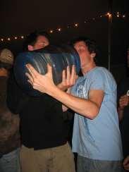 Hírek: - Egy asszony meghalt víz ivási versenyt követően Woman dies after water-drinking contest Water intoxication eyed in Hold Your Wee for a Wii contest death updated 10:24 p.m. ET Jan.