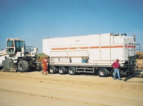 Ennek egyik példája a Wirtgen gyártmányú WM 1000 típusú vontatott munkagép, mely 25 m 3 -es cementtartállyal, 11000 literes víztartállyal és egy 1000 l/min teljesítményű szuszpenziós keverővel