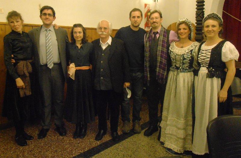 A díszterem bejáratánál kiosztott füzetecskékben megtalálható volt a műsor teljes tartalmának megrázó szövege, kottás zenéje, a szereplők és a húsztagú vonós zenekar Ensemble El Cordal névsora.
