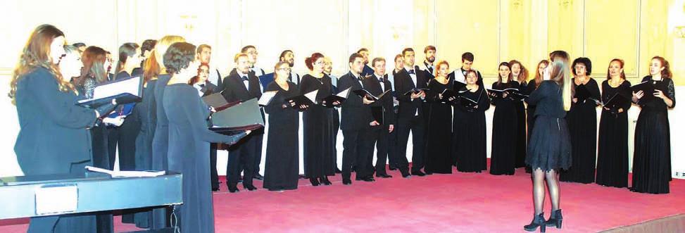 Aktivnost je pre oko mesec i po dana započeta u R seoskim mesnim zajednicama, nastavljena u gradskim, a sada je dobar deo ukrasa priključen na struju, pa je centar Ravangrada već zasvetleo.
