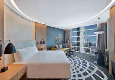 A DoubleTree by Hilton Dubai Business Bay hotel Dubai belvárosában, a Dubai Creek mellett, a Bay Square-en emelkedik, a téren üzletek és éttermek találhatók.