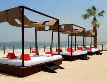 A helyi osztályba sorolás szerint ötcsillagos szálloda Jumeirah Beach tengerparti szakaszán, közvetlenül a parton épült 10.000 m 2 -es kerttel körülvéve.