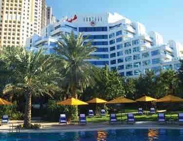 A hotel egyike a 90-es években épült szállodáknak, minek köszönhetően megőrizte szép, ápolt kertjét és közvetlen tengerparti elhelyezkedését - ez ritkaság Dubaiban, ahol jellemzően csak a jóval