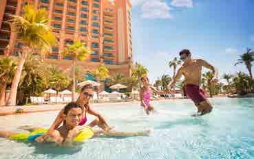 A Jumeirah Beach és a Marina városrész találkozásánál épült mesterséges sziget, a Palm Island végén található meseszerű épületével az Atlantis szálloda. A repülőtértől kb.