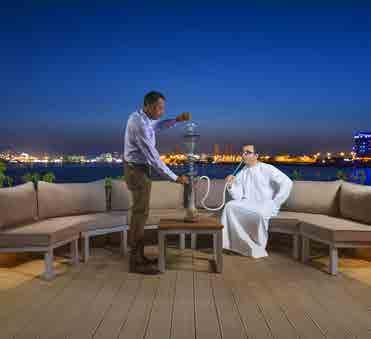 A hotel saját tengerparttal nem rendelkezik, strandolásra az ingyenes shuttle busszal megközelíthető testvérszállodában, a Hilton Ras Al Khaimah Resort and Spa-ba van mód. Az út kb.