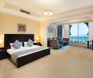 A szálloda saját strandját az 5 perces sétára található testvérszálló, az Al Hamra Village vendégei is használhatják.