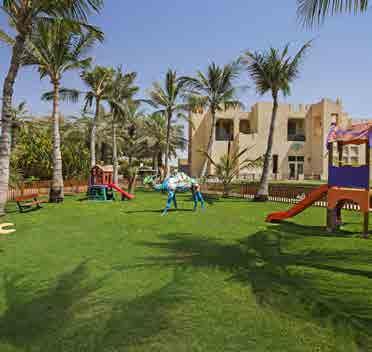 Az arab stílusban épült villaépületekből álló Hilton Al Hamra Golf & Beach Resort a szórakozás, a bevásárlóközpontok, az éttermek és a sportklubok közelében, Al Hamra üdülőhelyen található.
