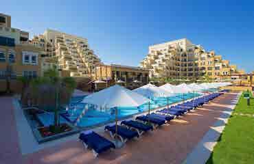 Az ötcsillagos szállodakomplexum Ras Al Khaimah-ban található, a Dubai Palm Islandhez hasonlatos mesterséges Marjan Island-en, közvetlenül a homokos tengerparton.