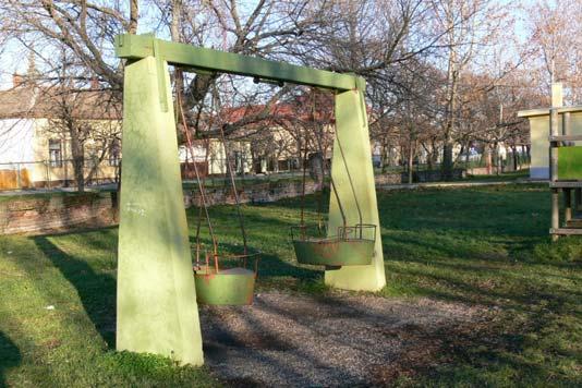 1. Egykori masszív vashinta-hajó a játszótéren; ma már el van bontva (HNG, 2007) 2.