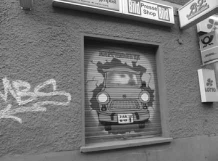 2. kép A kelet-német ipar ikonikus termékét, mint a hovatartozás jelképét megjelenítő graffiti a berlini fal közelében, a keleti oldalon (2013) Photo 2 Expressing East German identity by Trabant