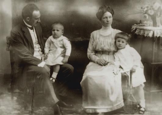 zón már érettségizett rajparancsnok volt, így számos külföldi cserkészcsapatot személyesen fogadhatott. SZENT MÁRTON HEGYÉN Az érettségit követően, 1933.
