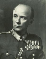 Bűne valószínűleg a hú szas harmincas évekbeli katonai attaséi szolgálata volt Finnországban, amikor a balti államokba is akkreditálva volt és bizonyára a Szovjet - unióról is igyekezett adatokat