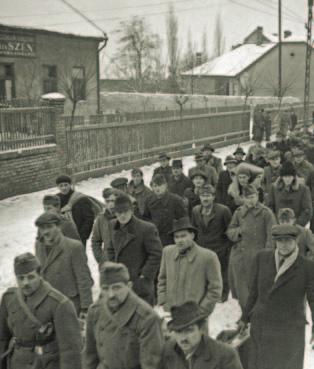 táborparancsnokságtól, illetve az őrök - től függően többnyire némi ellenszolgáltatásért tudtak élelmet vagy ruházatot bejuttatni a táborokba.
